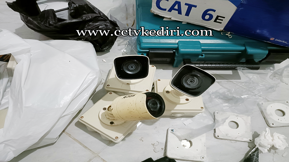 <p>Pembenahan kamera ini sangat membantu anda untuk memperbaiki kamera yang tidak berfungsi dengan baik akan berfungsi kembali, kami akan melayani servis kamera anda dan kami akan melayani pemasangan yang terbaik untuk anda, kami juga akan memberikan harga murah untuk anda, kamera anda akan kemali lebih baik telah servis ditempat kami.</p>